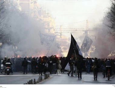 Μολότοφ και φωτιές σε κάδους από τους οπαδούς του ΠΑΟΚ- Ένταση μπροστά από το Αλεξάνδρειο (φωτό)